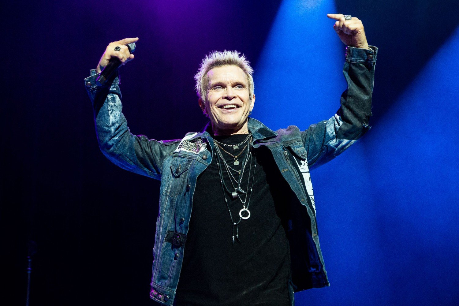 Ο Billy Idol υπερασπίζεται τη χρήση της σβάστικας από το punk κίνημα: «Ήταν performance art»