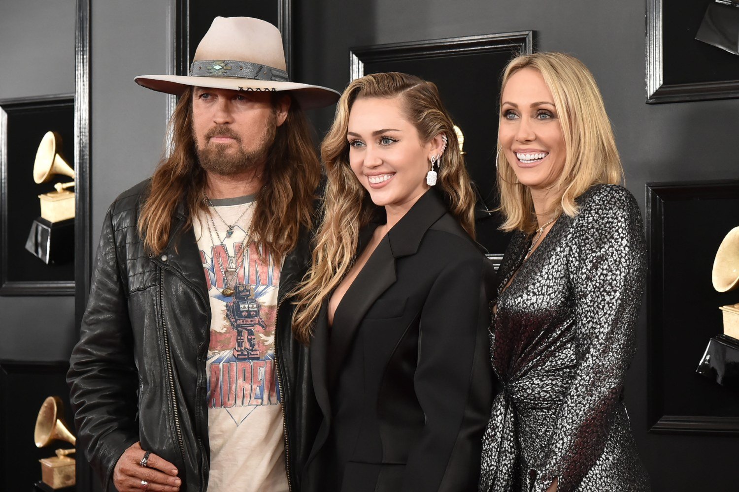 Η Miley Cyrus απαντά στις φήμες περί ρήξης με τους γονείς της