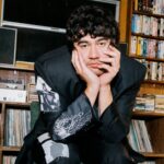 Ο Calum Hood των 5 Seconds of Summer επανεξετάζει τα λάθη του παρελθόντος στο «Call Me When You Know Better»