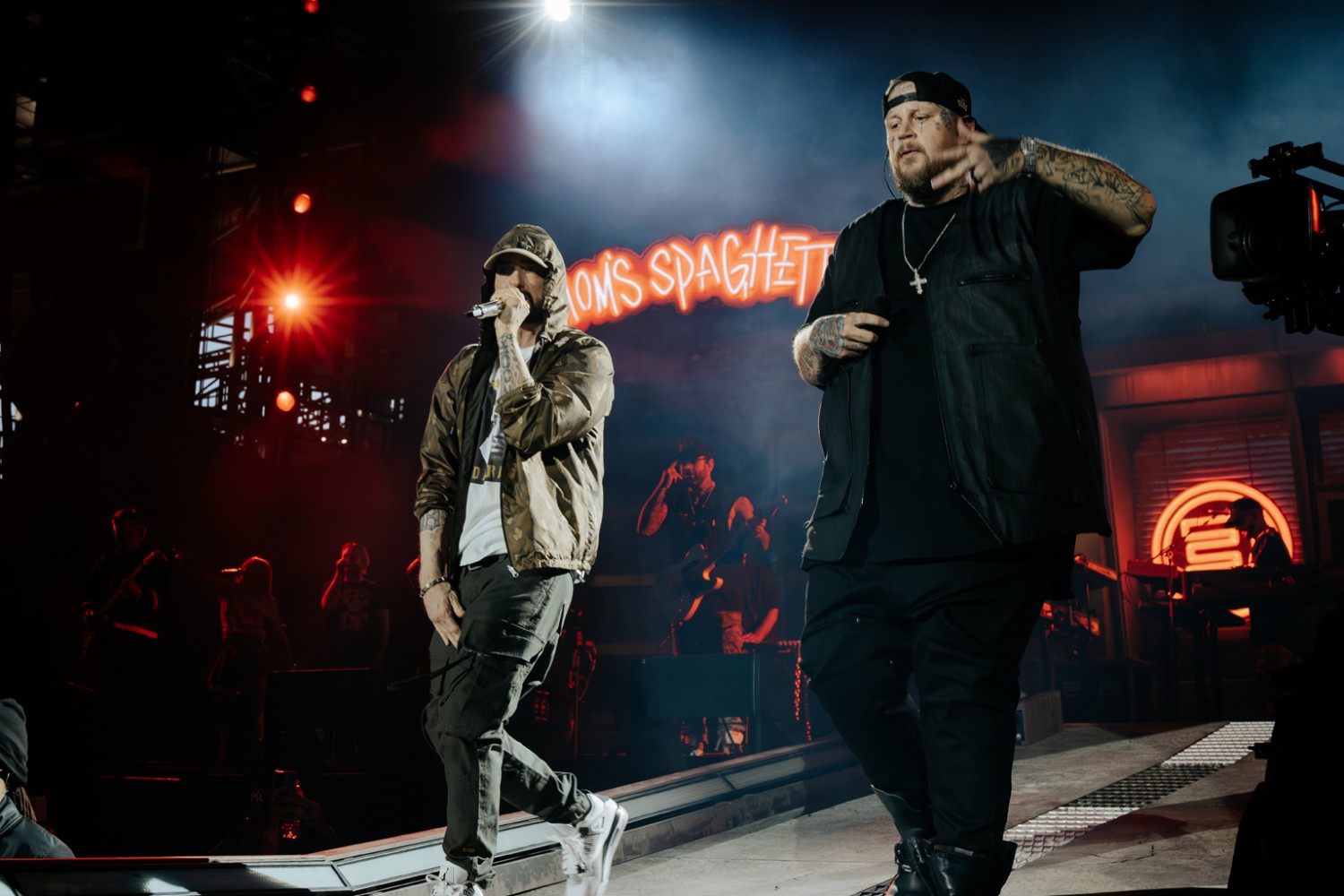 Eminem και Jelly Roll ένωσαν τις δυνάμεις τους σε μία εμφάνιση – έκπληξη