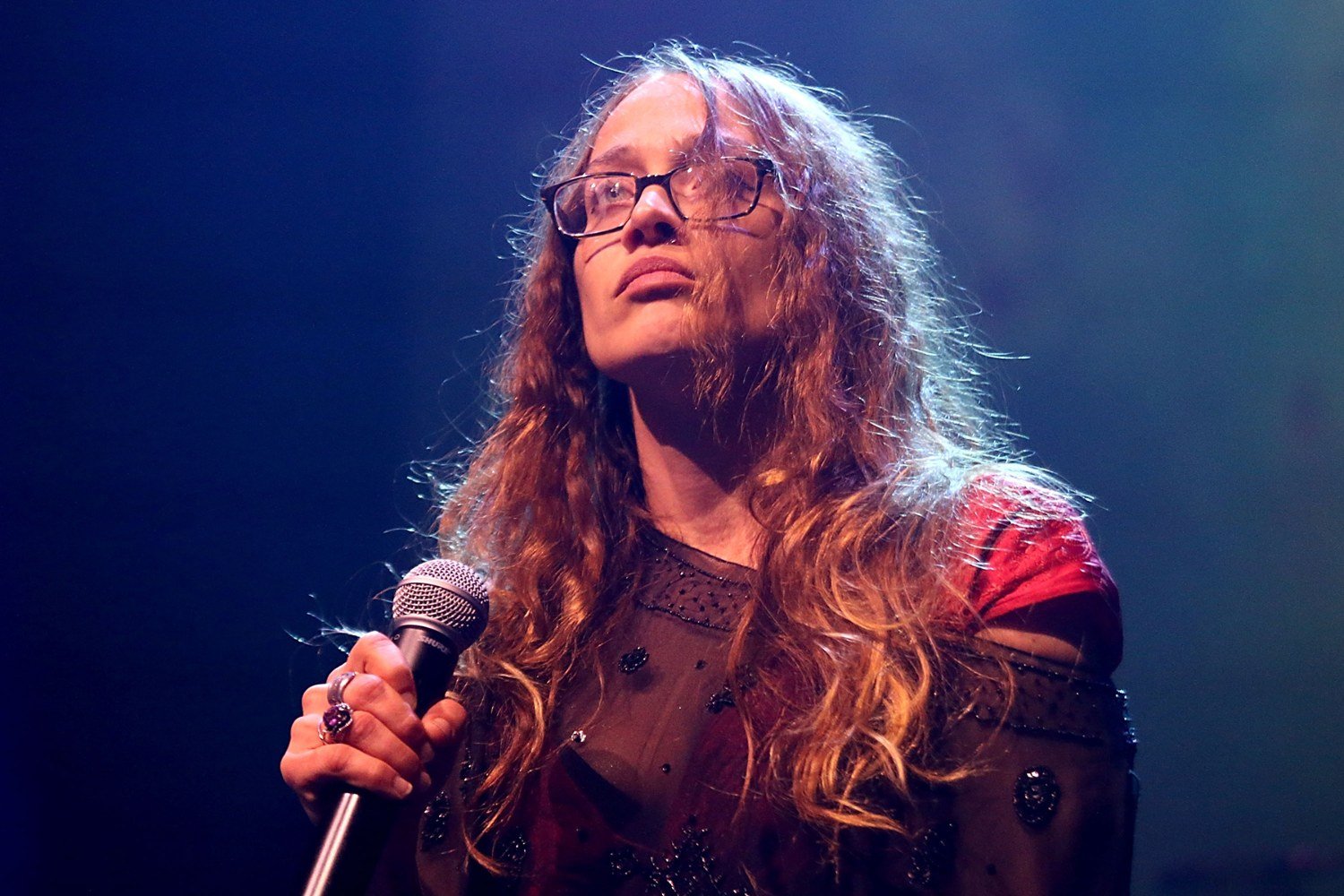 Fiona Apple: Επιστρέφει με το «Horns Of A Bull» για να φέρει σκοτάδι και ένταση στη νέα σειρά «Lucky» Fiona Apple: Επιστρέφει με το «Horns Of A Bull» για να φέρει σκοτάδι και ένταση στη νέα σειρά «Lucky»