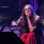 Η Fiona Apple σπάει τη σιωπή της: «Προσπαθώ να γράψω για τον ατέλειωτο καταιγισμό φρικαλεοτήτων στον κόσμο»