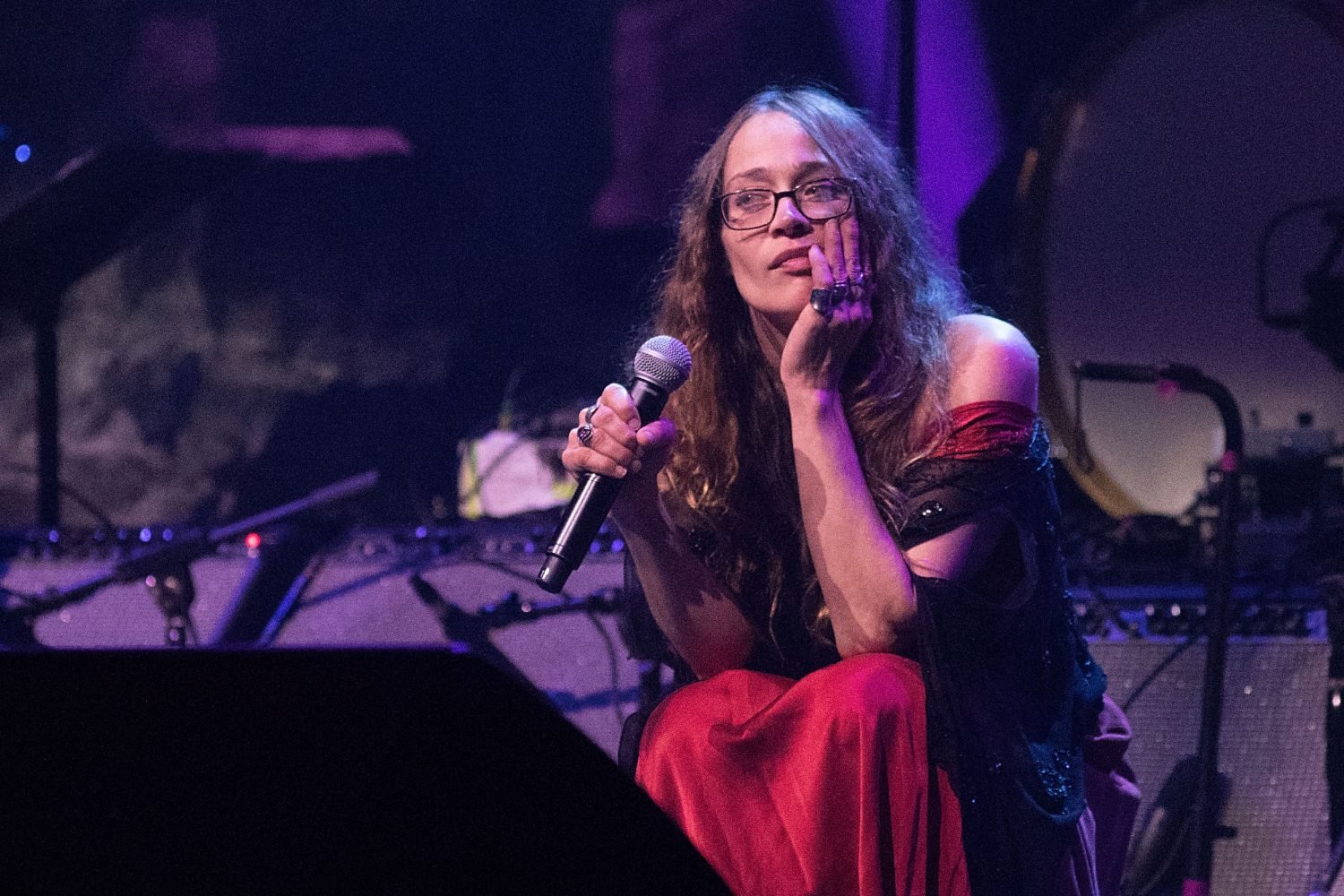 Η Fiona Apple σπάει τη σιωπή της: «Προσπαθώ να γράψω για τον ατέλειωτο καταιγισμό φρικαλεοτήτων στον κόσμο»