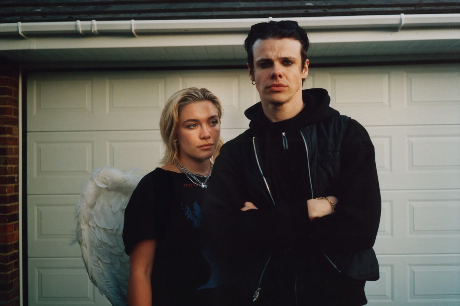 YUNGBLUD: Η Florence Pugh δίνει σάρκα και οστά στον πόνο και την τρυφερότητα στο video του «Zombie»