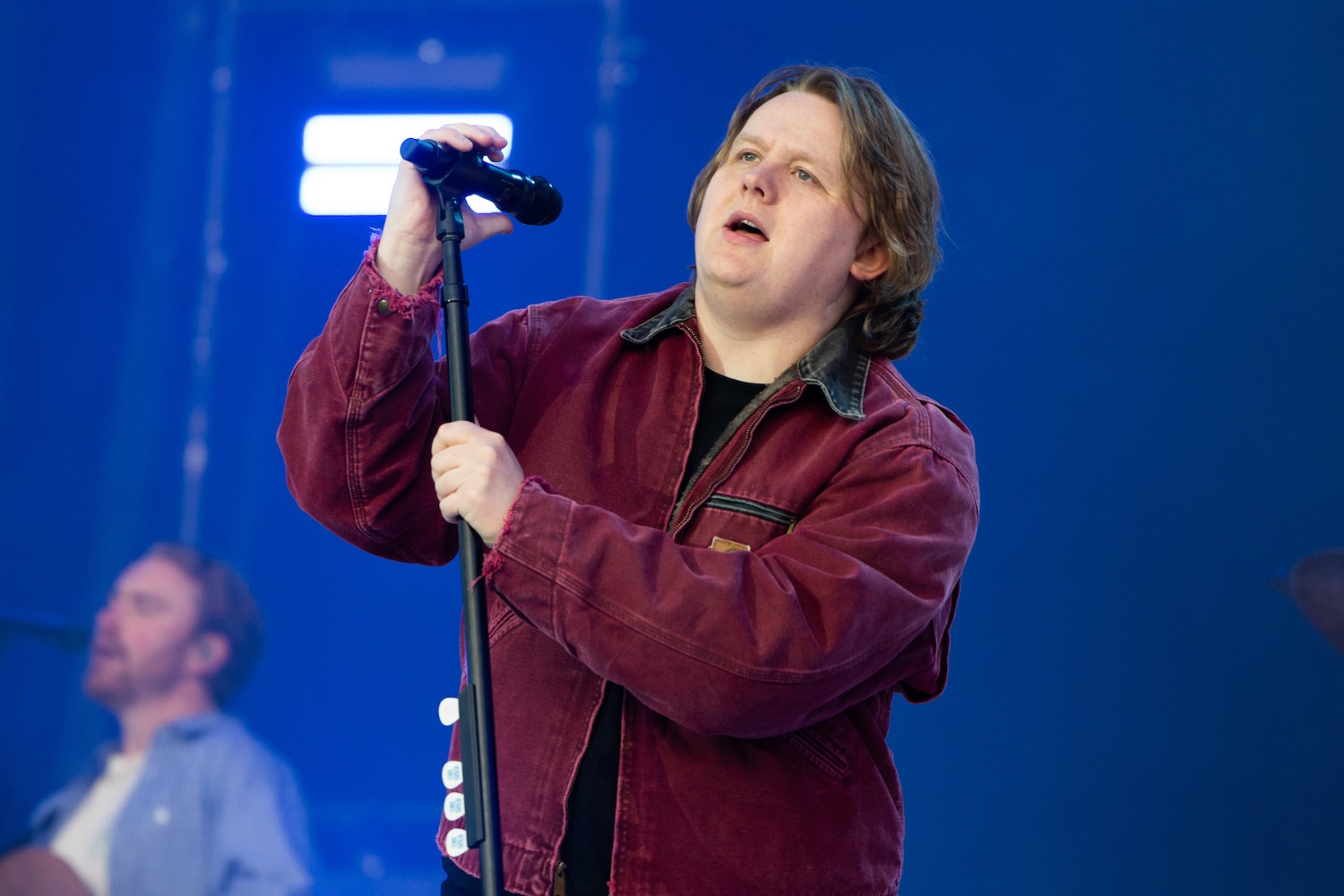 «Έχει ωραία χείλη»: Ο Lewis Capaldi και η ιστορία πίσω από το φιλί με τον Harry Styles που έγινε viral