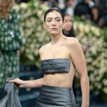 Η Lorde και η εξερεύνηση του φύλου: «Κάτι άλλαξε μέσα μου όταν κόλλησα το στήθος μου με ταινία»