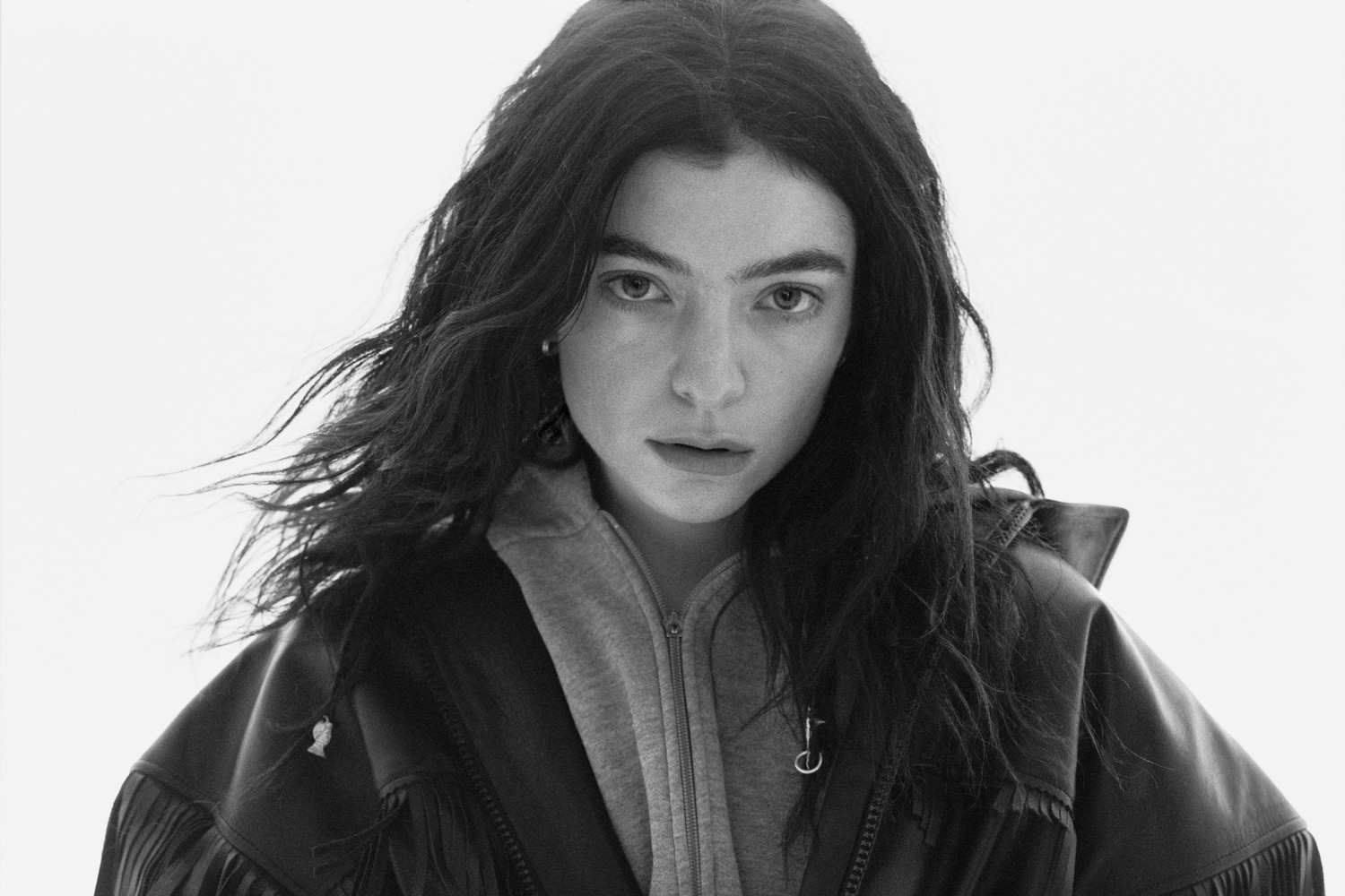 Η Lorde ανακαλύπτει τον εαυτό της στο νέο τραγούδι «Man Of The Year»