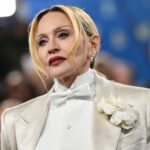Madonna, John Legend, Gracie Abrams και δεκάδες καλλιτέχνες απαιτούν το κλείσιμο του κέντρου κράτησης μεταναστών – ντροπή στο Τέξας