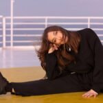 «Μήπως Να Κάνουμε Μία Παύση;»: Η Μαρίζα Ρίζου ταξιδεύει στην καρδιά της σιωπής με το νέο άλμπουμ της