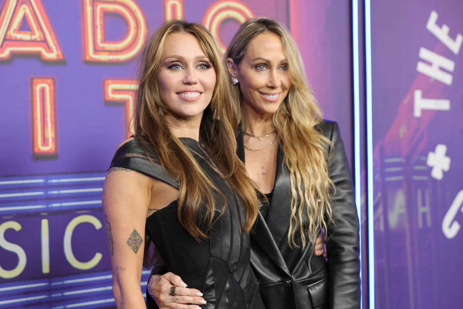 Miley Cyrus: «Η μητέρα μου με προέτρεπε να μείνω με λάθος άντρες επειδή ήταν… ωραίοι»
