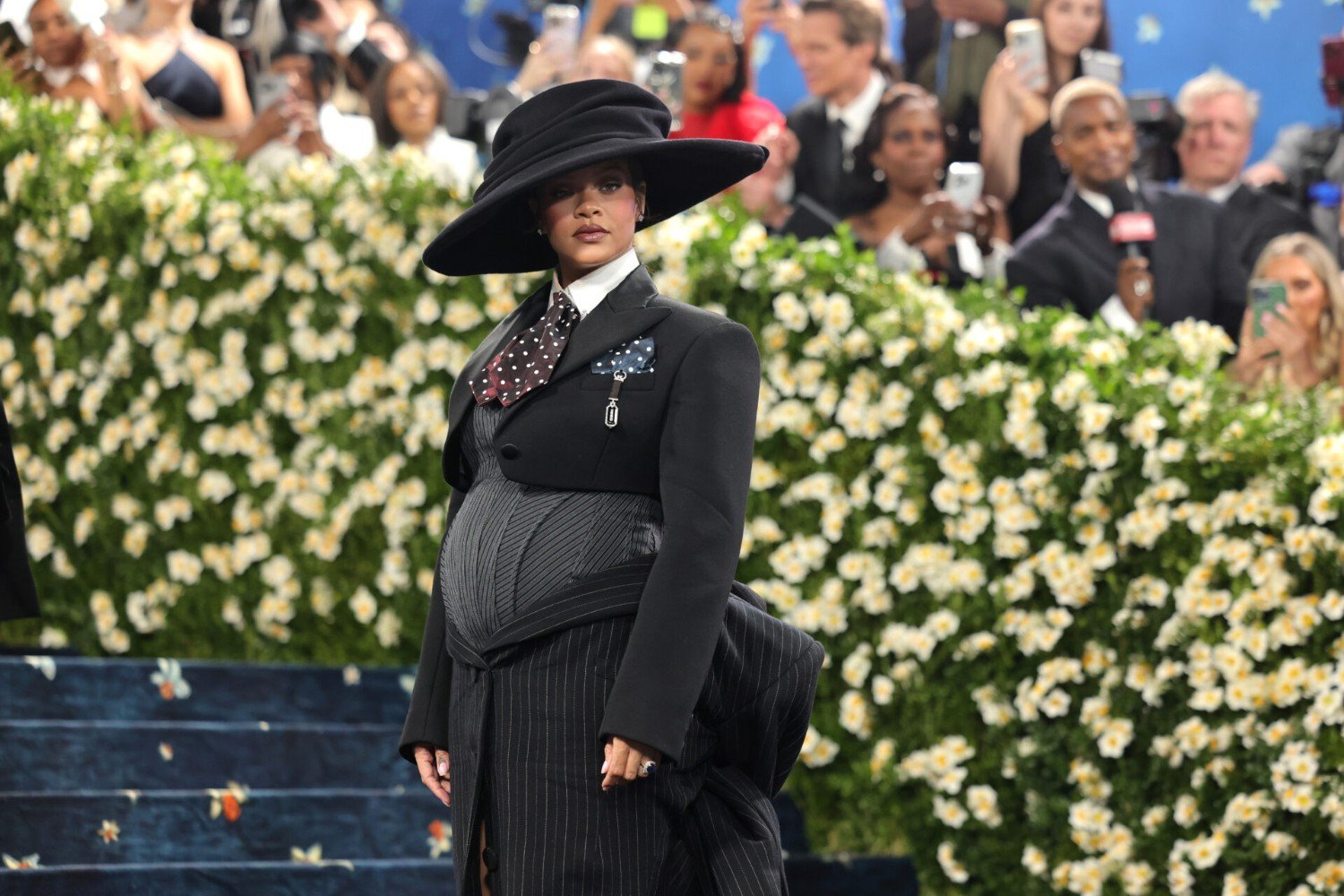 Rihanna: Θα καθυστερήσει το «R9» ακόμα περισσότερο λόγω της τρίτης εγκυμοσύνης της; – Τι απαντά η ίδια