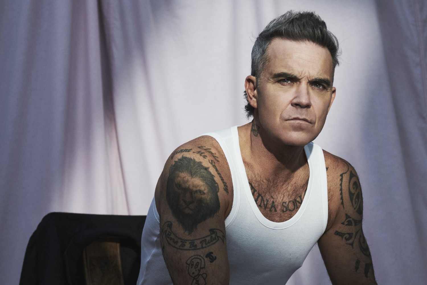 Robbie Williams: Ανακοινώνει το νέο άλμπουμ «BRITPOP» και συνεργάζεται με τον Tony Iommi στο single «Rocket»