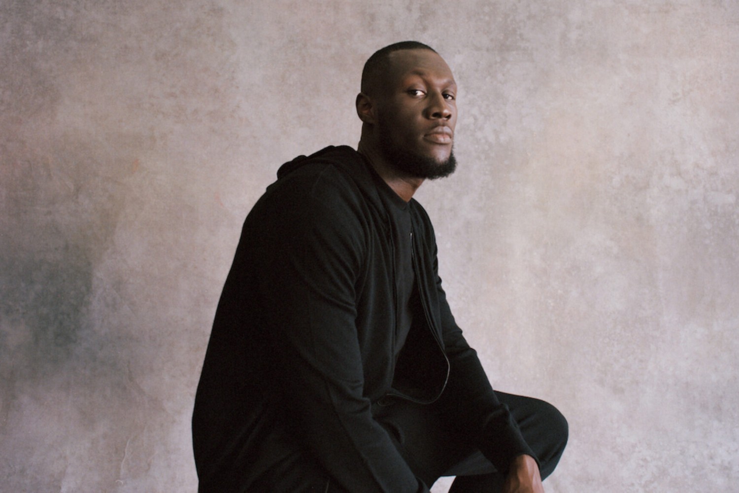 Ο Stormzy μιλάει για όσα τον πονάνε στο freestyle «Sorry Rach»