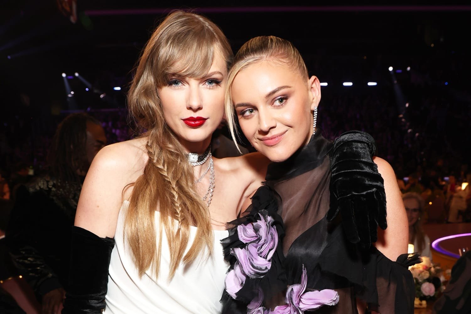 Kelsea Ballerini: «Η Taylor Swift ήταν η πυξίδα μου – και εξακολουθεί να είναι»