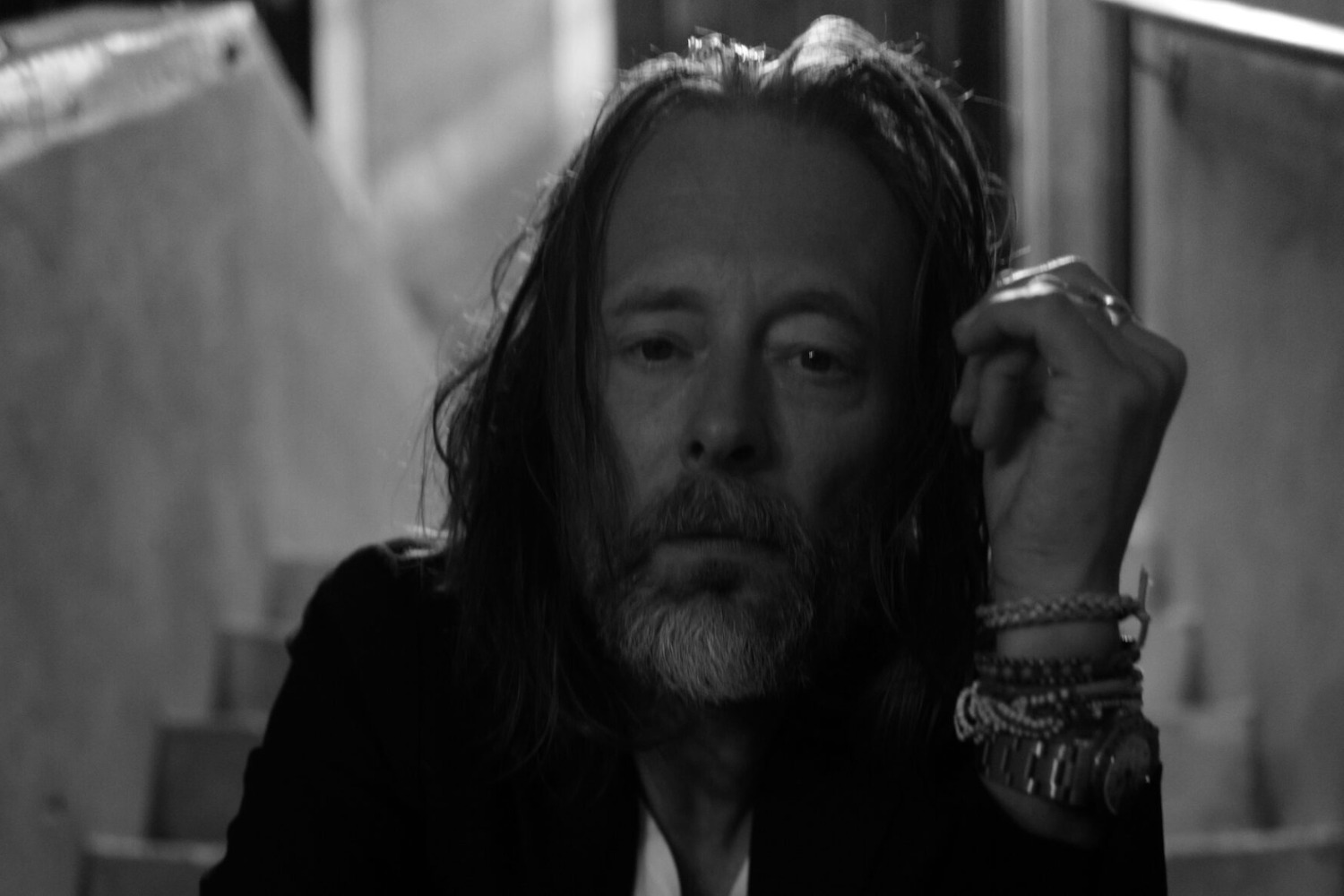 Ο Thom Yorke υφαίνει σκοτεινή μαγεία με το νέο τραγούδι «Dialing In»