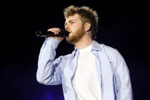 Alex Warren: Γιατί υπογράφει τις τεφροδόχους των νεκρών γονιών των θαυμαστών του – «Μου αρέσει πολύ»