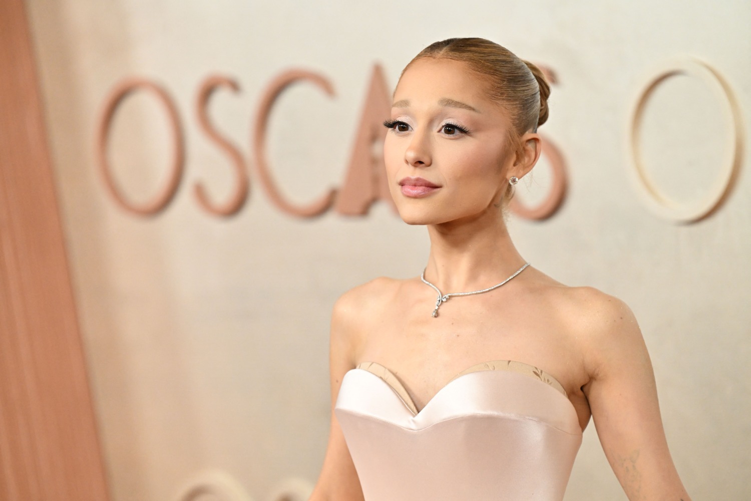 Ariana Grande: Υπερασπίζεται το video clip του «Petal» μετά τα σχόλια για την εμφάνισή της Ariana Grande: Υπερασπίζεται το video clip του «Petal» μετά τα σχόλια για την εμφάνισή της
