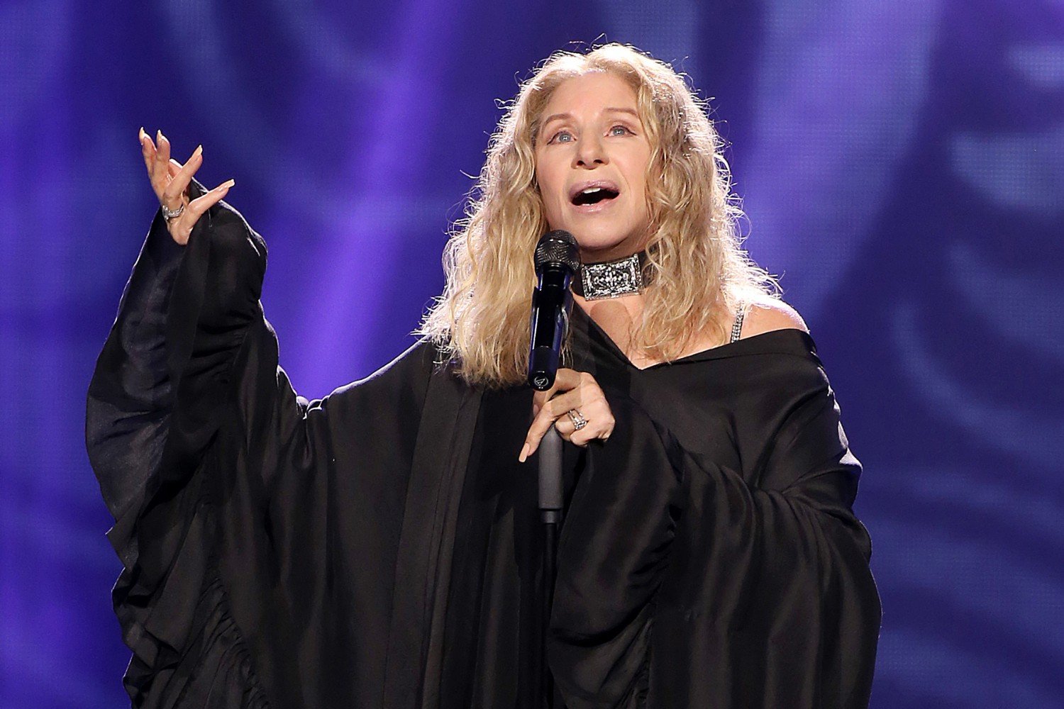 Barbra Streisand: «Όσο έχω φωνή, θα τραγουδάω» – Το μυστικό της ζωής και η φλόγα της δημιουργίας