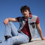 «Mr. Electric Blue»: Ο Benson Boone απαντά στον χαρακτηρισμό «one hit wonder» με το πιο ακομπλεξάριστο βίντεο»