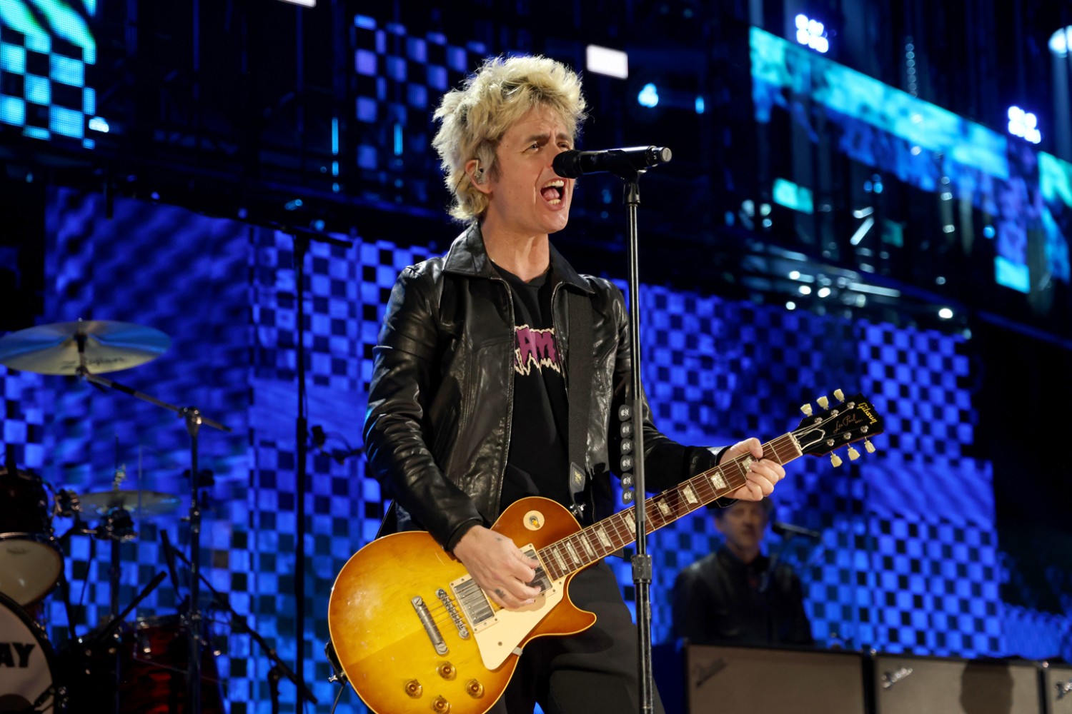 Ο Billie Joe Armstrong των Green Day ξεσπά κατά της ICE: «Παραιτηθείτε από τη σκατοδουλειά σας»