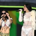 Dua Lipa και Charli XCX μαζί στη σκηνή – Η συνεργασία – έκπληξη που έκανε το Wembley να παραμιλά