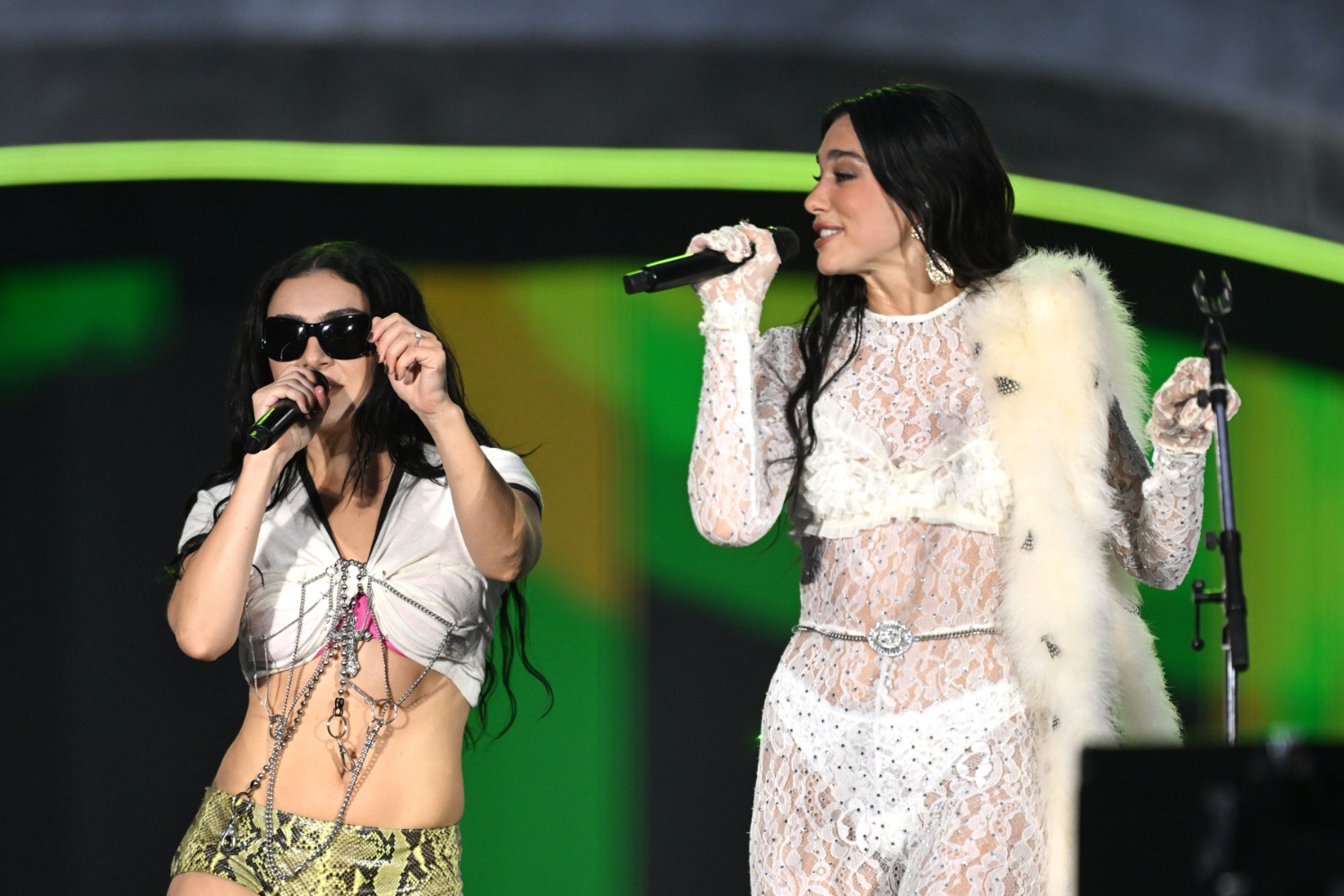 Dua Lipa και Charli XCX μαζί στη σκηνή – Η συνεργασία – έκπληξη που έκανε το Wembley να παραμιλά