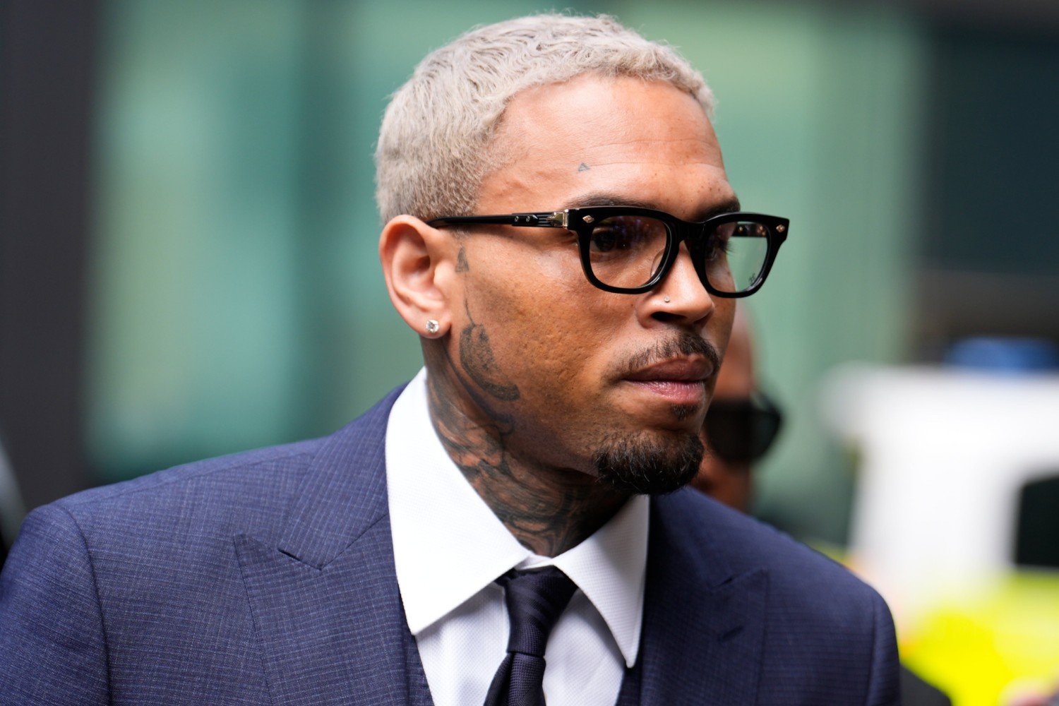 Chris Brown: Το σκοτεινό παρελθόν του με τη Rihanna «εξορίστηκε» από την αγωγή – μαμούθ των 90 εκατομμυρίων για την επίθεση του σκύλου του