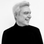 Ο David Byrne αμφισβητεί την πειραματική τέχνη στο νέο single «The Avant Garde»