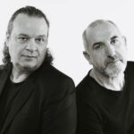 «Ψάθινες Ομπρέλες»: Οι Εκείνος + Εκείνος επιστρέφουν με ένα τραγούδι – καταφύγιο από την καθημερινότητα
