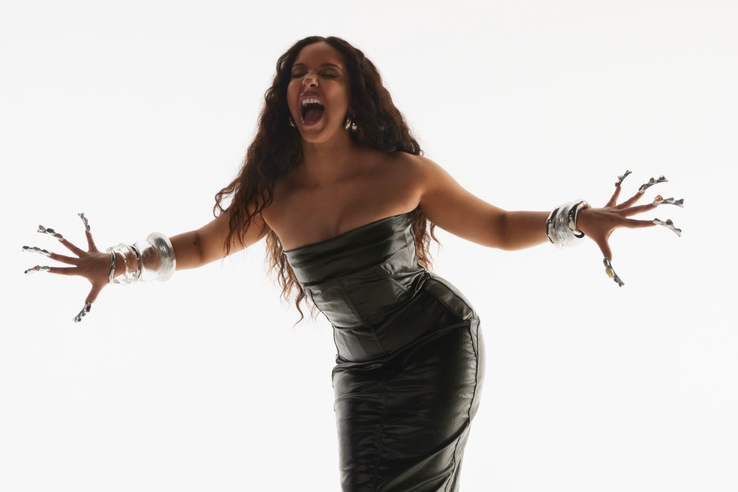 Η JADE γυρίζει το pop ρολόι στις αρχές των 2000s με το «That’s Showbiz, Baby! Encore»
