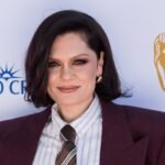 Η Jessie J χωρίς φίλτρα για τη μάχη με τον καρκίνο: «Είμαι ζωντανή και αυτό είναι το μόνο που μετράει»