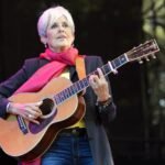 Η Joan Baez καλεί τους σύγχρονους pop stars να πάρουν θέση για την πολιτική: «Πρέπει να υψώσετε τη φωνή σας»