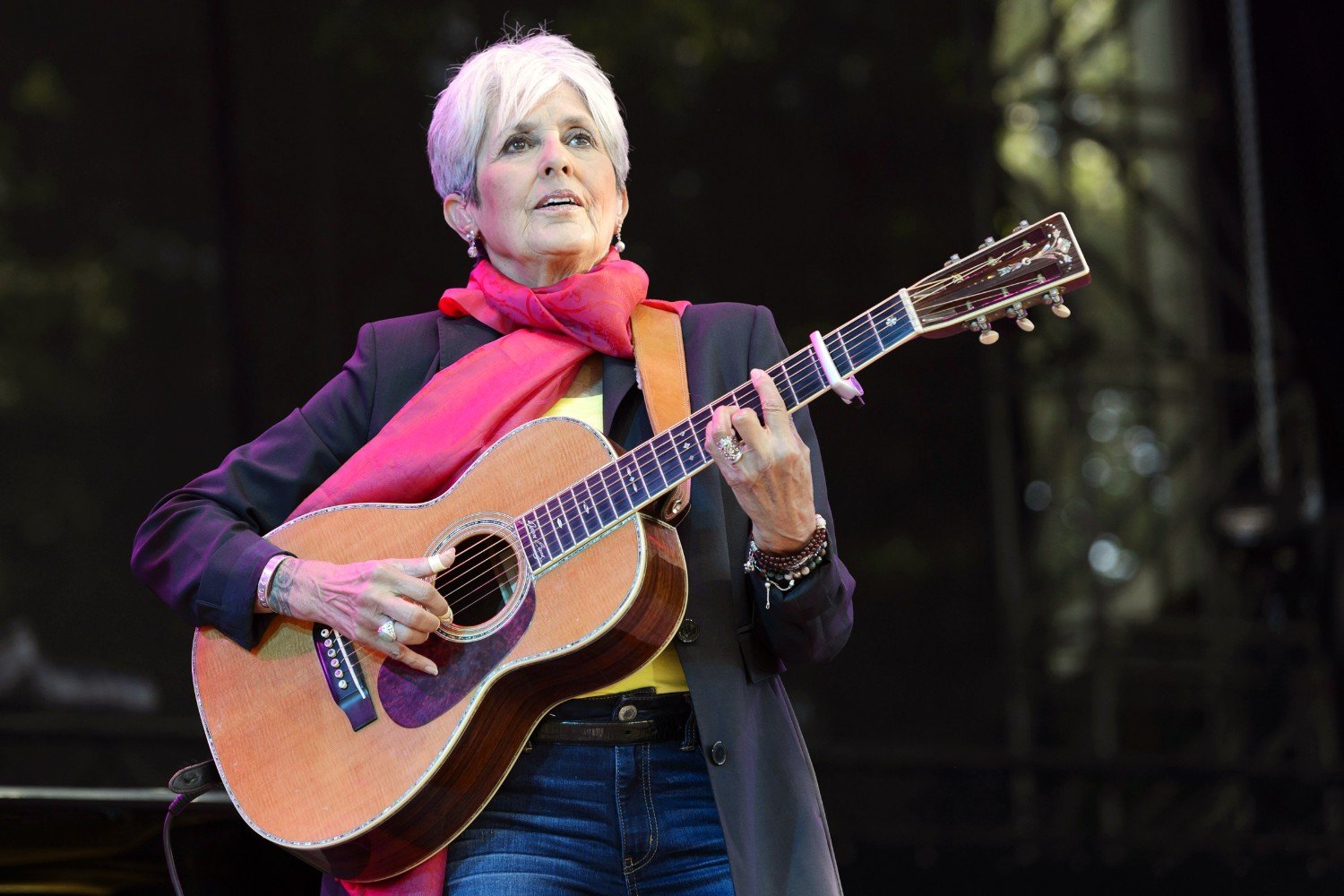 Η Joan Baez καλεί τους σύγχρονους pop stars να πάρουν θέση για την πολιτική: «Πρέπει να υψώσετε τη φωνή σας»