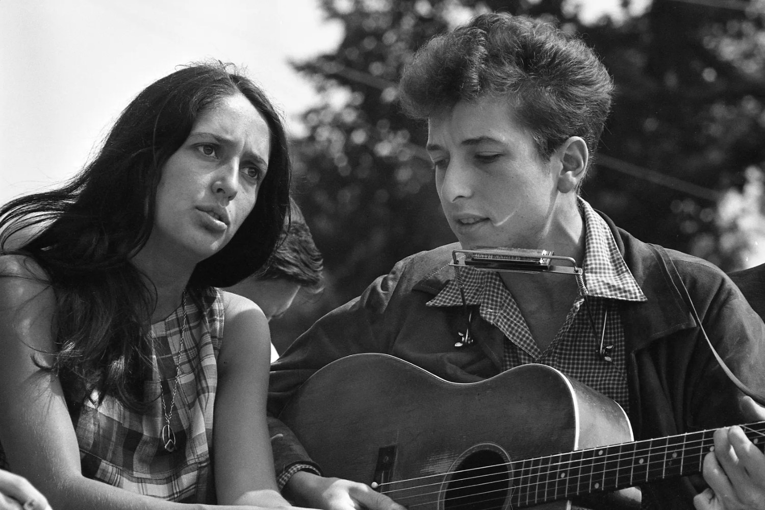 Η Joan Baez αποκαλύπτει τι πραγματικά πιστεύει για το «A Complete Unknown»