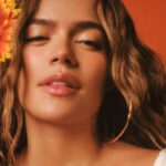 «Tropicoqueta»: Η Karol G σκηνοθετεί έναν πολύχρωμο βωμό λατινικών ρυθμών και αισθήσεων στο νέο άλμπουμ της