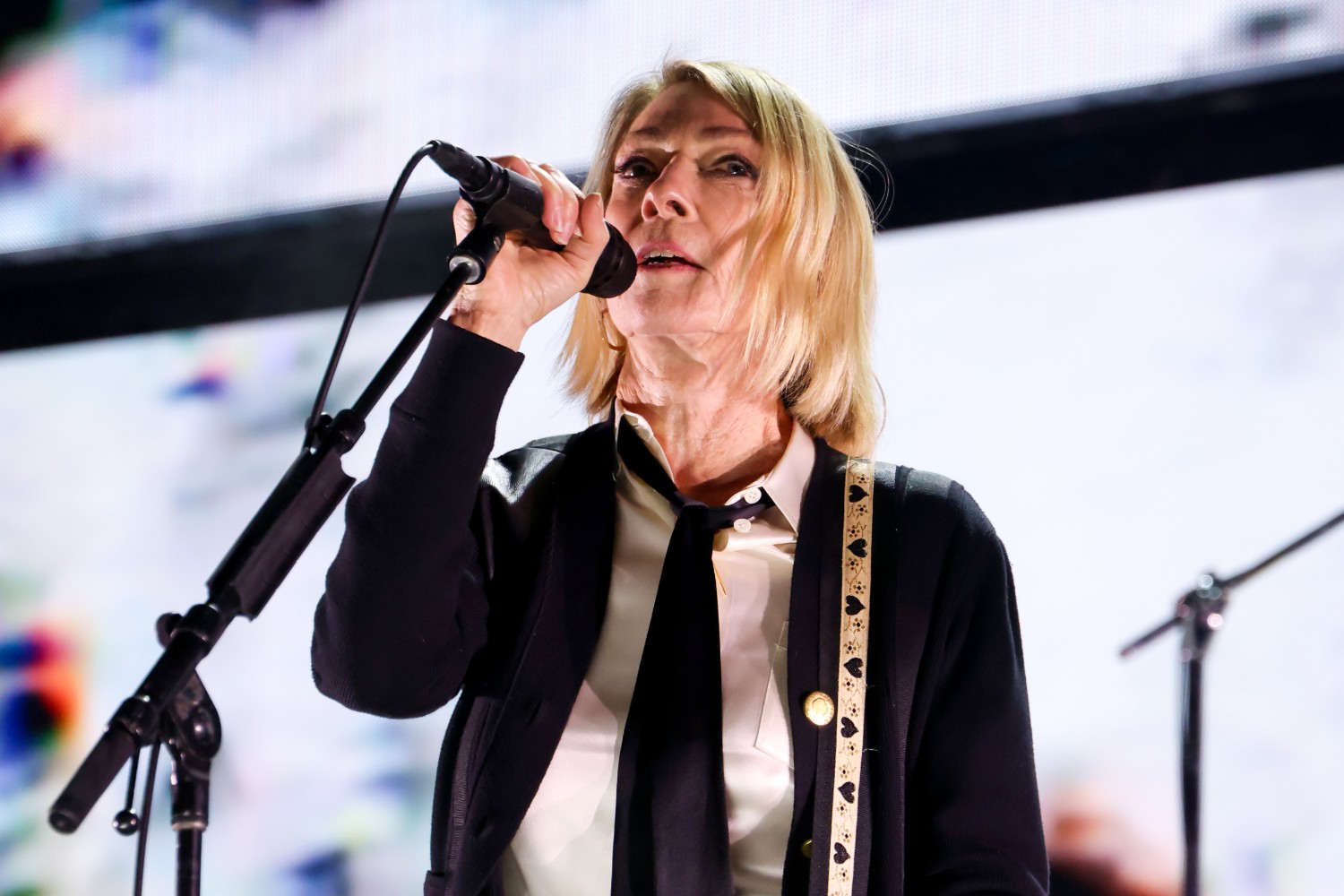 Kim Gordon: Καταγγέλλει τη λογοκρισία του Donald Trump με ένα τραγούδι γεμάτο «απαγορευμένες» λέξεις
