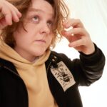 Ο Lewis Capaldi κυκλοφορεί την deluxe έκδοση του «Broken By The Desire To Be Heavenly Sent»