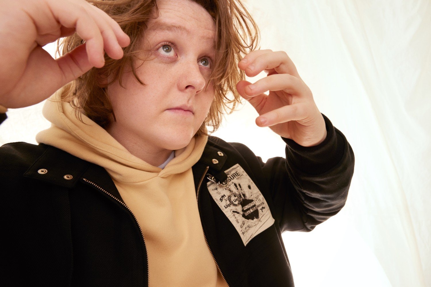Lewis Capaldi: Η μάχη με το σύνδρομο Tourette και η απόφαση να μην συμβιβαστεί ξανά Lewis Capaldi: Η μάχη με το σύνδρομο Tourette και η απόφαση να μην συμβιβαστεί ξανά