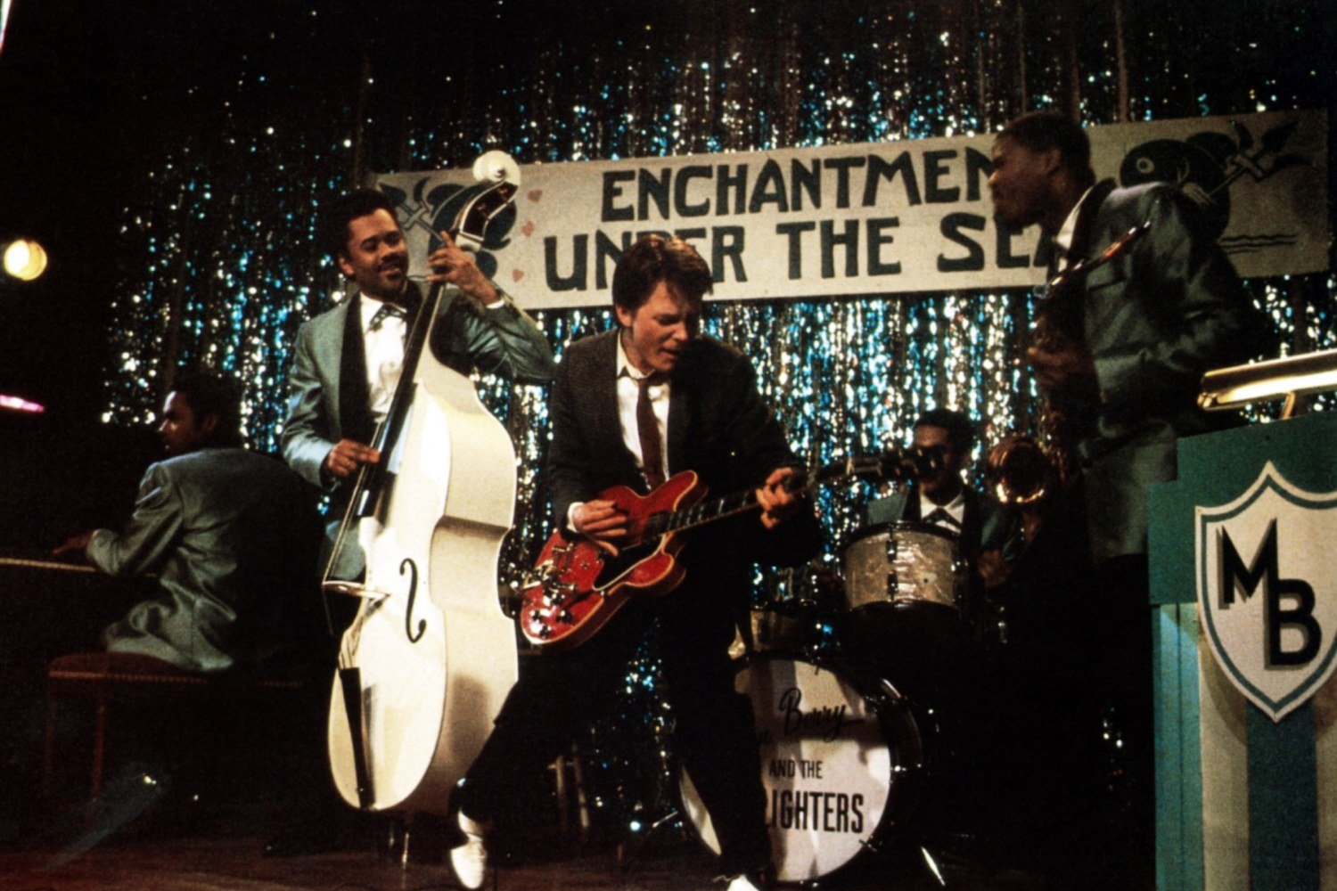 Ο Michael J. Fox ζητά βοήθεια για να βρει τη χαμένη κιθάρα του από το «Back To The Future»