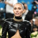 Η Miley Cyrus καίει τα παλιά: «Καθαρίζει» σχέσεις, αναμνήσεις και οικογενειακές πληγές