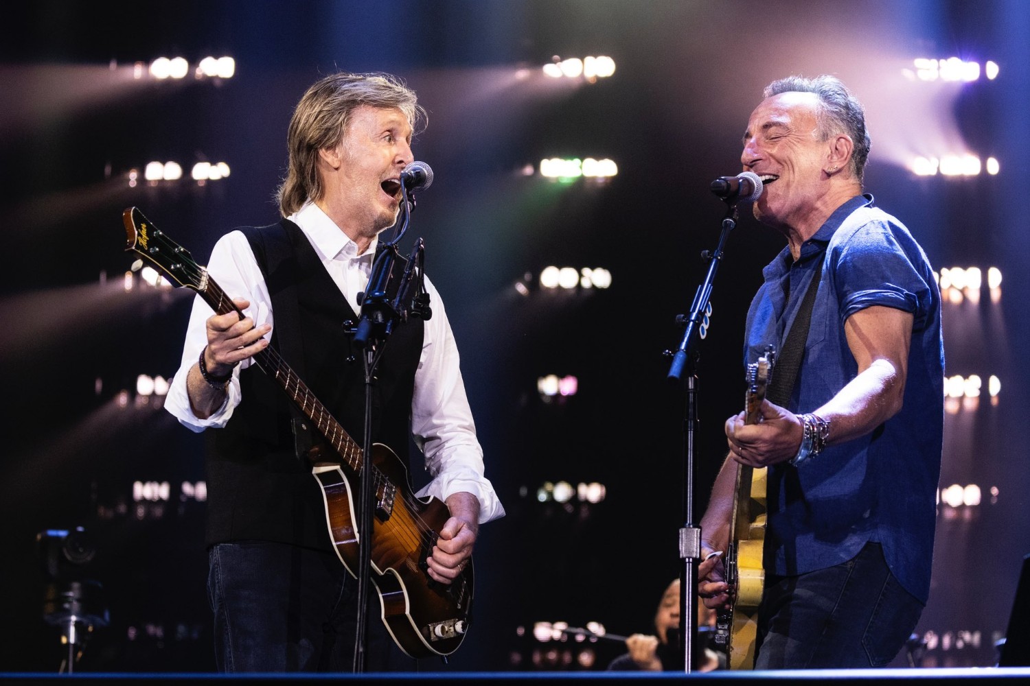 Bruce Springsteen και Paul McCartney μαζί στη σκηνή στο Λίβερπουλ – Μία σπάνια συνάντηση θρύλων