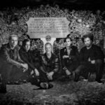 «Queens of the Stone Age: Alive in the Catacombs» – Δωρεάν στο YouTube η απόκοσμη μουσική μυσταγωγία κάτω από τους δρόμους του Παρισιού