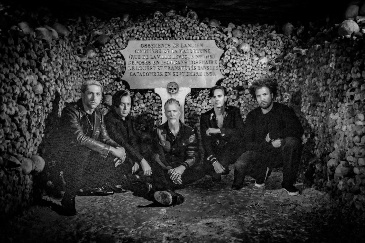 «Queens of the Stone Age: Alive in the Catacombs» – Δωρεάν στο YouTube η απόκοσμη μουσική μυσταγωγία κάτω από τους δρόμους του Παρισιού