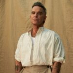 «Desire»: Ο Robbie Williams ενώνει δυνάμεις με τη Nicole Scherzinger και τη Laura Pausini σε μία νέα εκδοχή του επίσημου ύμνου της FIFA