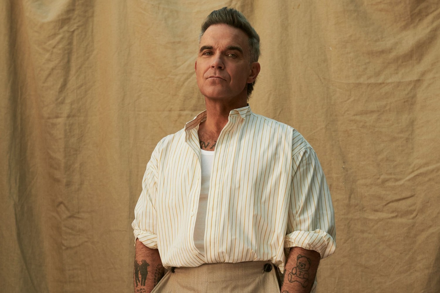 «Desire»: Ο Robbie Williams ενώνει δυνάμεις με τη Nicole Scherzinger και τη Laura Pausini σε μία νέα εκδοχή του επίσημου ύμνου της FIFA