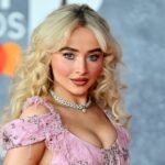«Και κάπως έτσι…» η Sabrina Carpenter κατακτά το «Saturday Night Live» ως άλλη Carrie Bradshaw