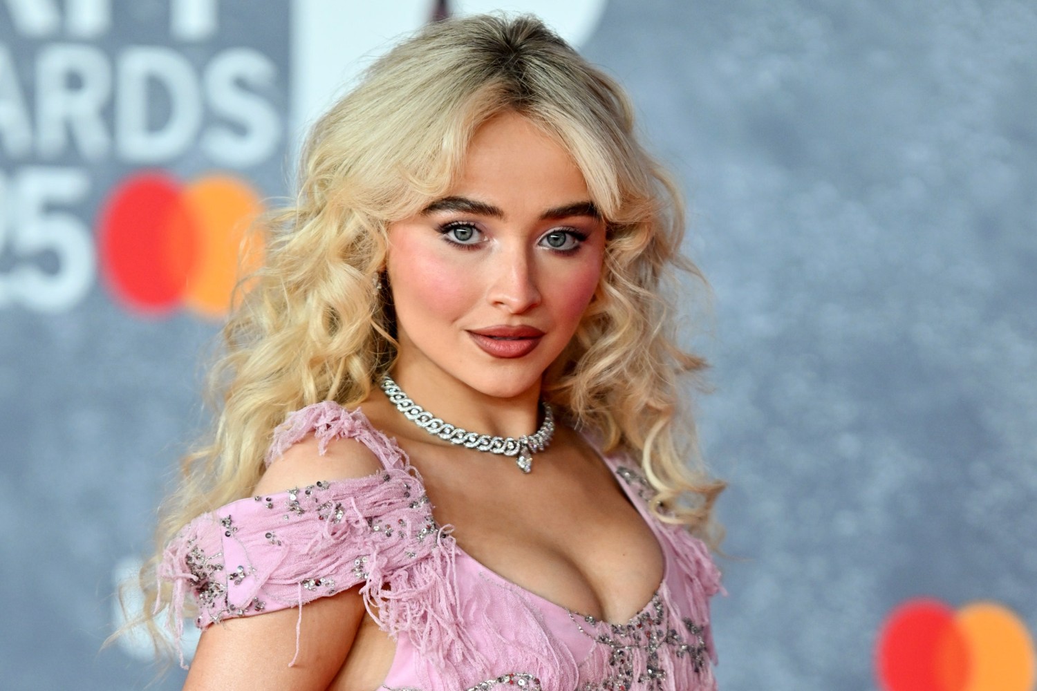 «Και κάπως έτσι…» η Sabrina Carpenter κατακτά το «Saturday Night Live» ως άλλη Carrie Bradshaw