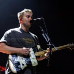 Sam Fender: Όταν ο Brian Johnson των AC/DC γινόταν «σπίτι» στις πρώτες περιοδείες του