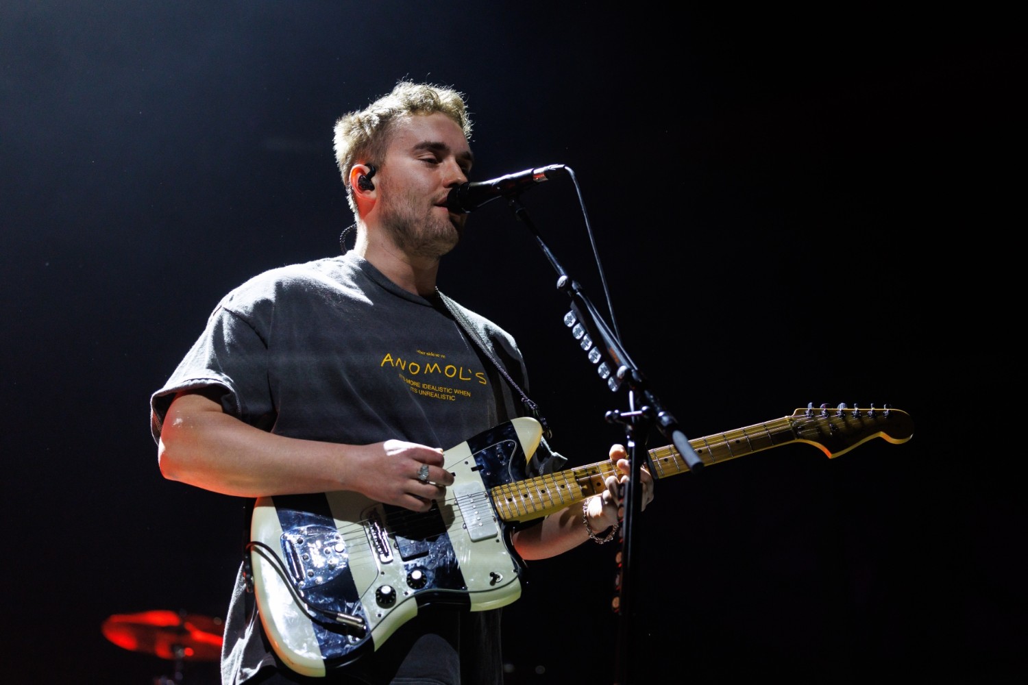 Sam Fender: Όταν ο Brian Johnson των AC/DC γινόταν «σπίτι» στις πρώτες περιοδείες του