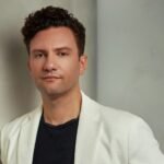 «Call Me Superhero»: Ο Σταύρος Σαλαμπασόπουλος υμνεί τους αφανείς ήρωες της ζωής